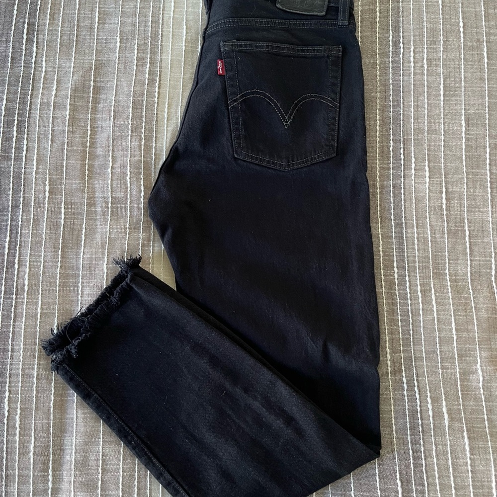 Levi’s Premium Wedgie Black Distressed Jeans – Women’s 27